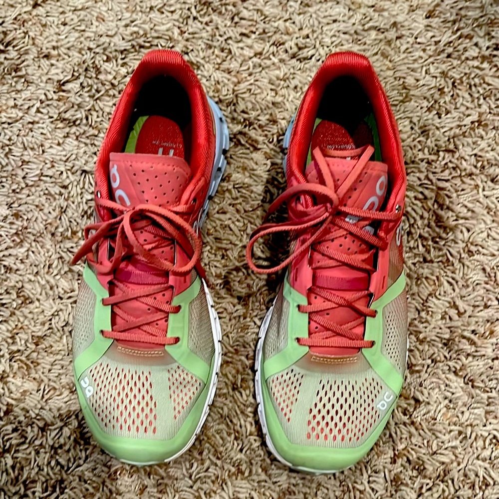 On clouds size 8 in perfect condition